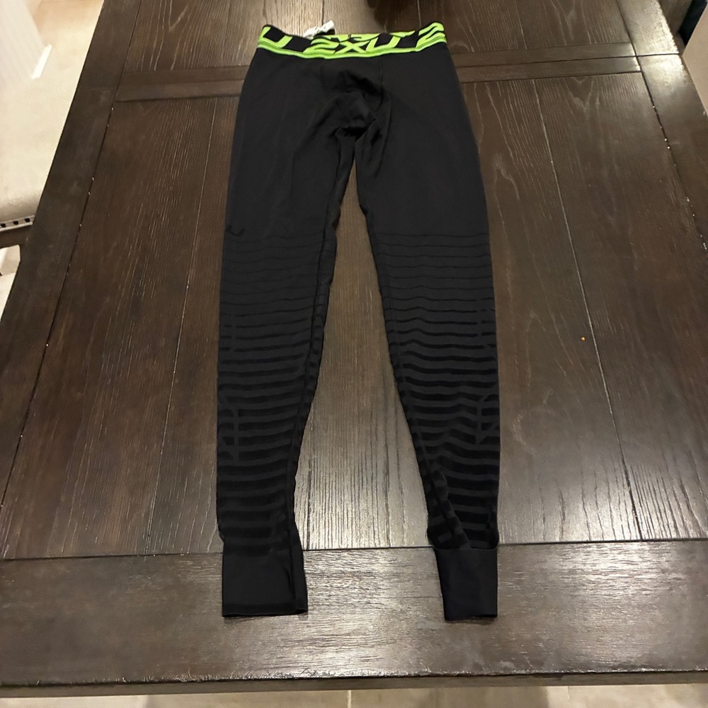 2xu Black and Green Compression Shorts with Ribbed Texture